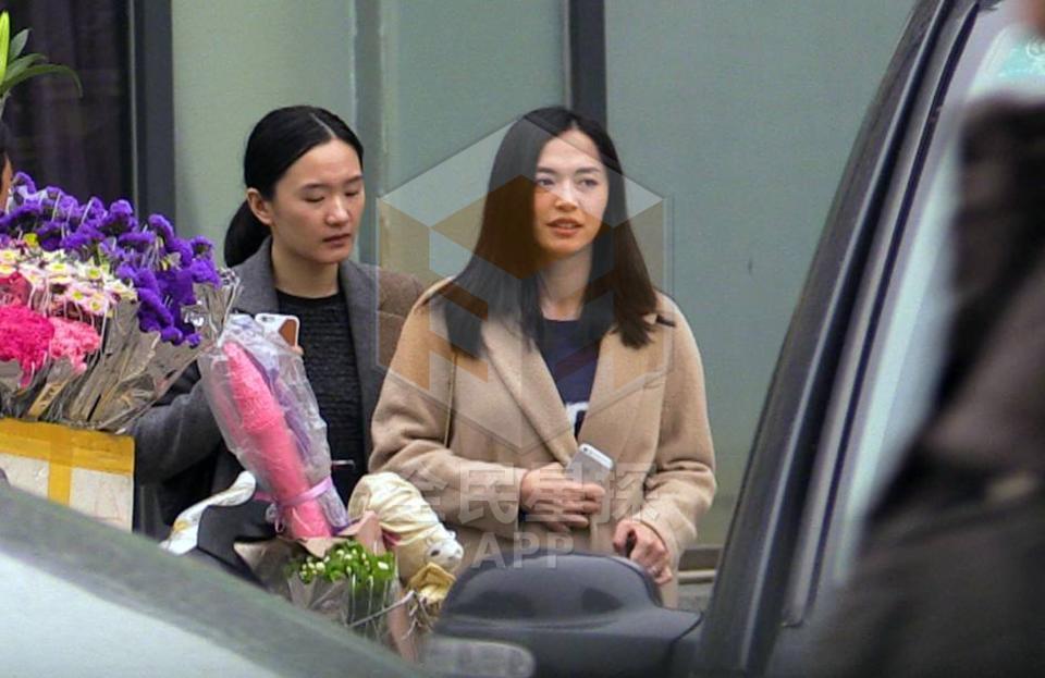 近日,风行摄影师在北京某咖啡店拍摄到姚晨与好友聚餐喝下午茶